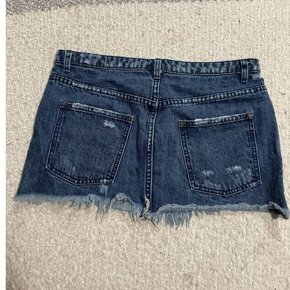 Free People Denim Mini Skirt Womens Sz 6 Distressed Cute To Boot Blue Raw Hem - Picture 2 of 10